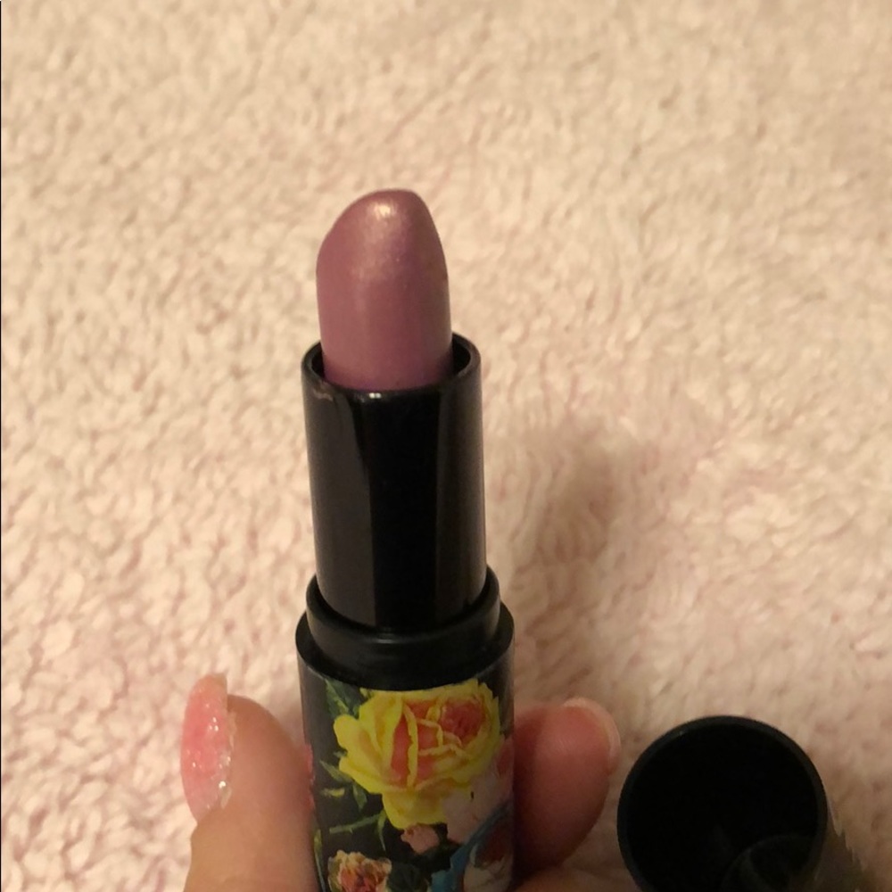 Lipstick - Picture 3 of 4